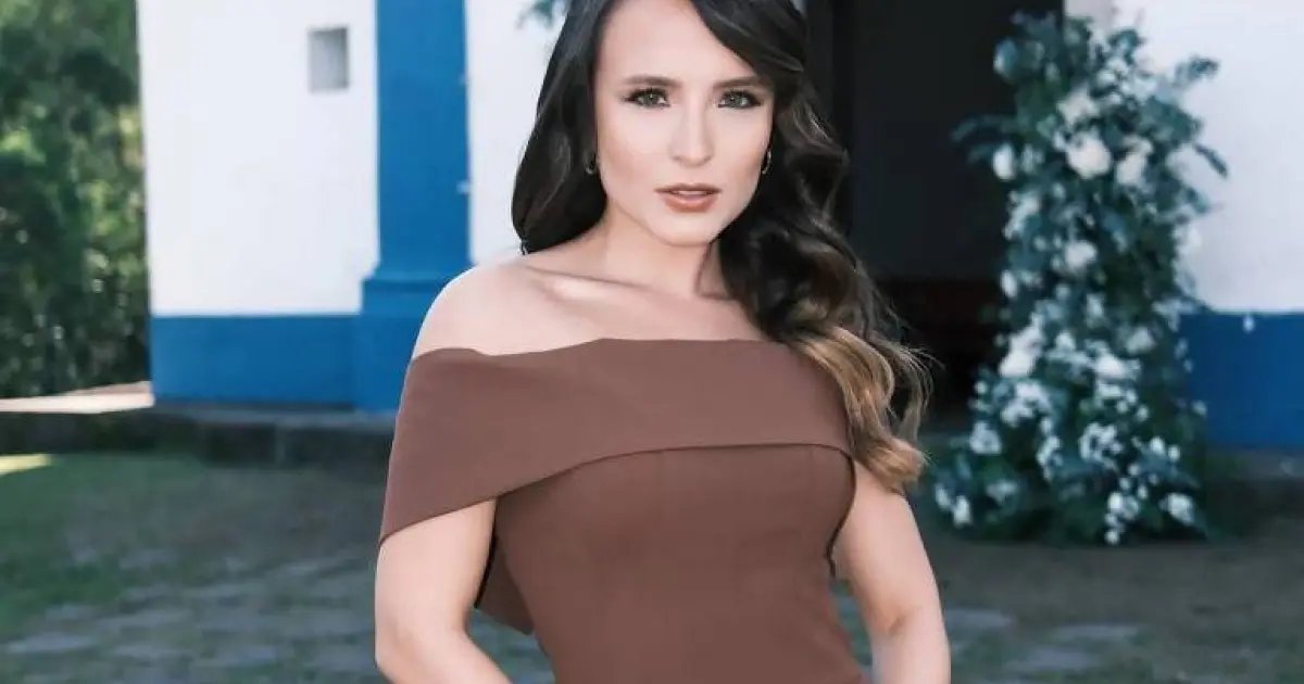 Larissa Manoela rebate rumores de gravidez e pede respeito ao corpo feminino: “É só uma barriga normal
